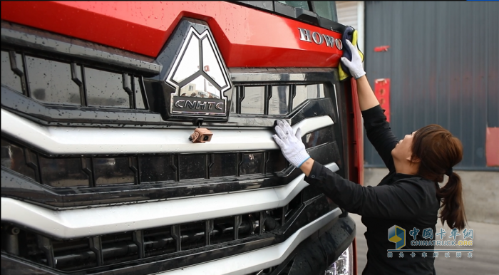 卡車女司機蘭蘭與全新一代豪沃MAX燃氣車運煤路上燃擎創(chuàng)富