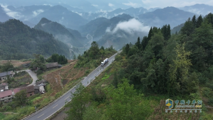 重卡劈彎戰(zhàn)天路！宇通新能源山地性能挑戰(zhàn)完美收官