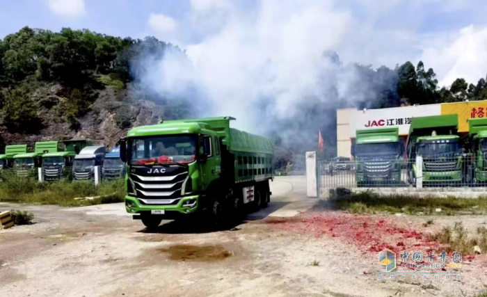 捷報(bào)頻傳 江淮重卡全國(guó)各地交車忙