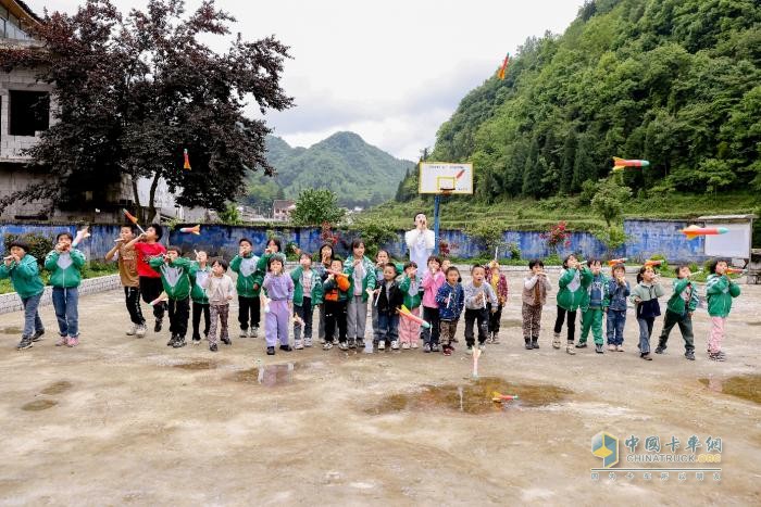 志愿者走進貴州 沃爾沃卡車“點亮未來計劃” 正在進行