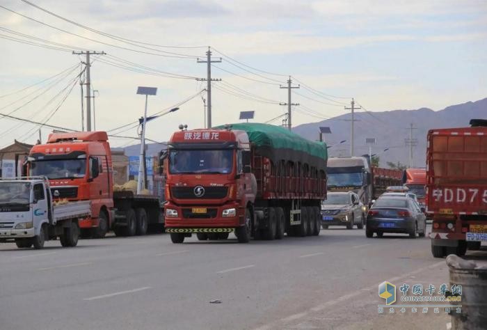 國(guó)務(wù)院:不再查貨車核酸陰性和健康碼 不得限制貨車跨區(qū)域通行