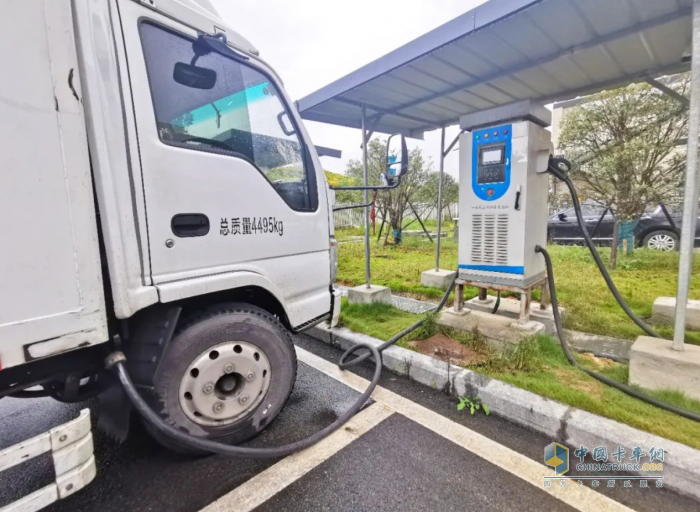 與生命賽跑 慶鈴EV100純電動(dòng)車成都醫(yī)藥配送跑出“佳速度”