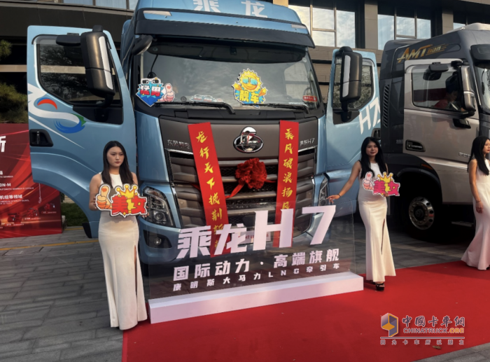 乘龍H7大馬力LNG牽引車