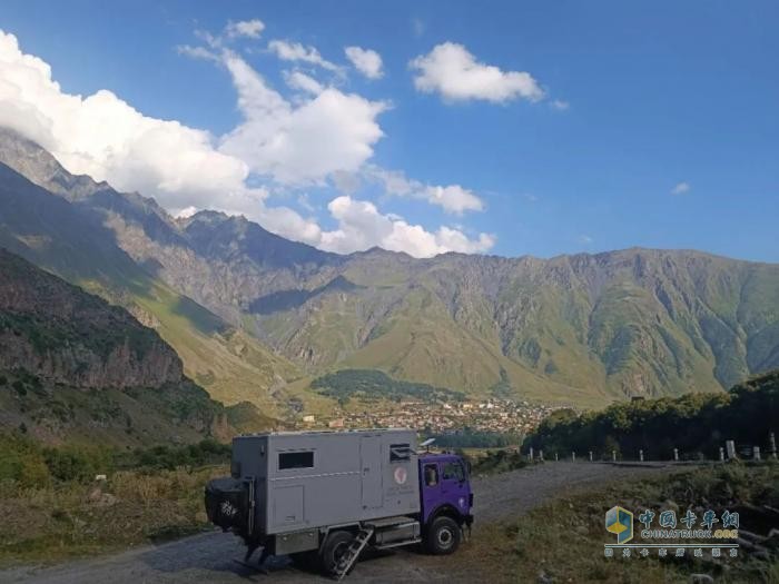 老車新夢，抵達(dá)成都：38年前的奔馳消防車變身旅居車環(huán)游世界