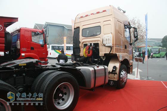 陜汽 德龍M3000 6×4 340馬力 牽引車(chē)SX4255GR324