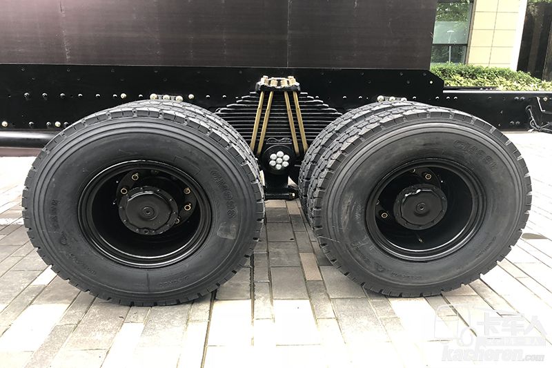 解放 新J6 500馬力 8×4自卸車