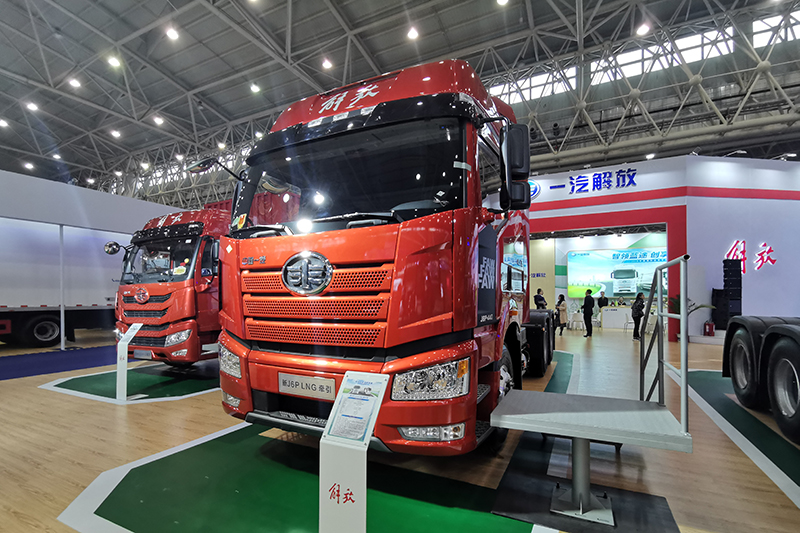 一汽解放 新J6P 440馬力 6×4 國(guó)六 LNG牽引車