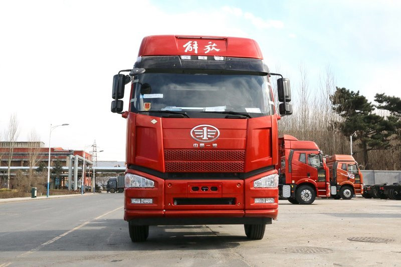 一汽解放 J6P重卡 375馬力 6X4 國五LNG牽引車(CA4250P66T1A1E24M5)